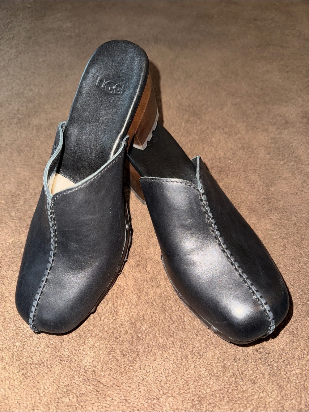 UGG Woman Black Leather Slip-On Mules